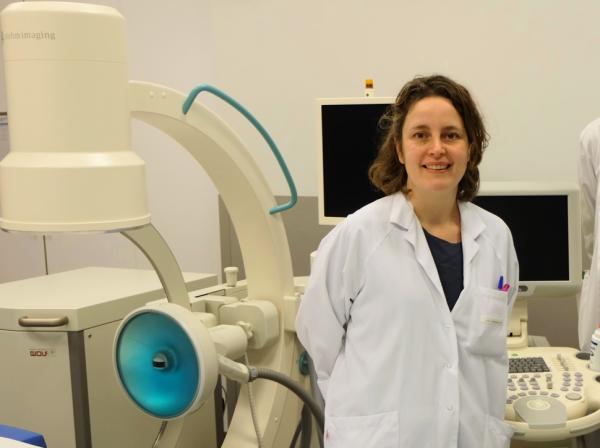 Dr Noels à côté du lithotripteur