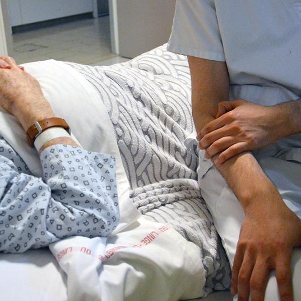 Infirmier au chevet du patient en soins palliatifs
